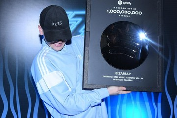Otro récord para Bizarrap: el productor argentino superó el billón de reproducciones en Spotify