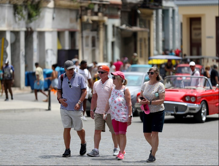 Turistas caminan por una calle en La Habana (Cuba). Foto EFE