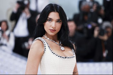 Met Gala 2023: Dua Lipa homenajeó a Claudia Schiffer con su vestido y deslumbró en redes