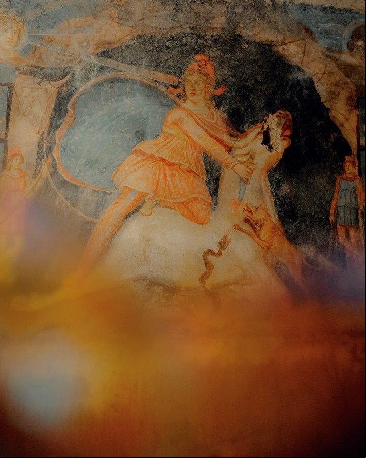 Una pintura en el Mitreo Marino de Roma, abril de 2023. El cristianismo es sólo uno de los capítulos de la rica historia espiritual de la Ciudad Eterna: el judaísmo, el islam y las antiguas religiones romanas también ocupan un lugar destacado. (Martin Pauer/The New York Times)