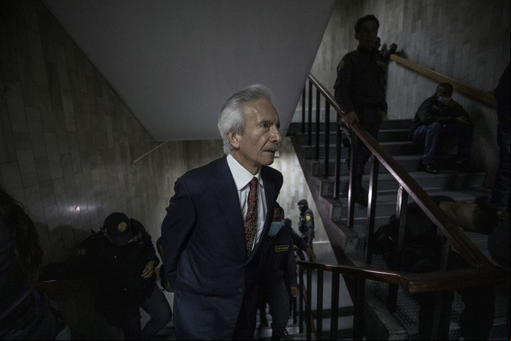 El periodista José Rubén Zamora llega a la torre de tribunales en 2023.
Foto: EFE/ Esteban Biba