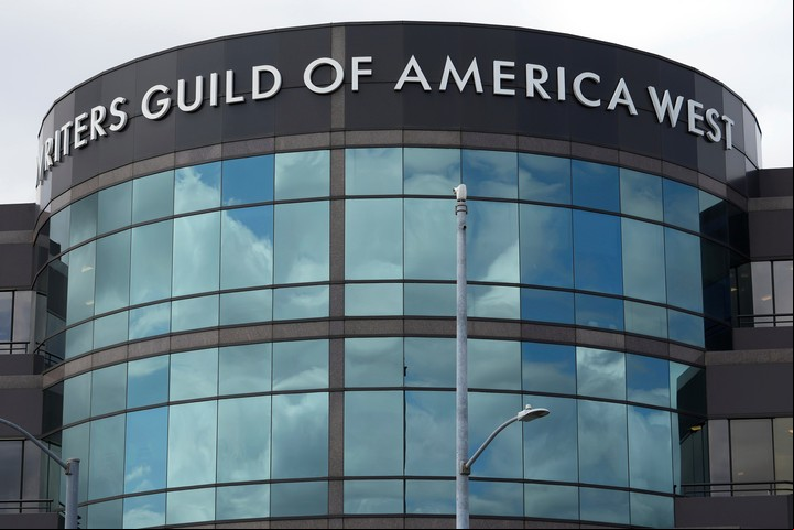 La sede central del sindicato de guionistas de Hollywood: Writers Guild of America West, WGA. Foto: AP