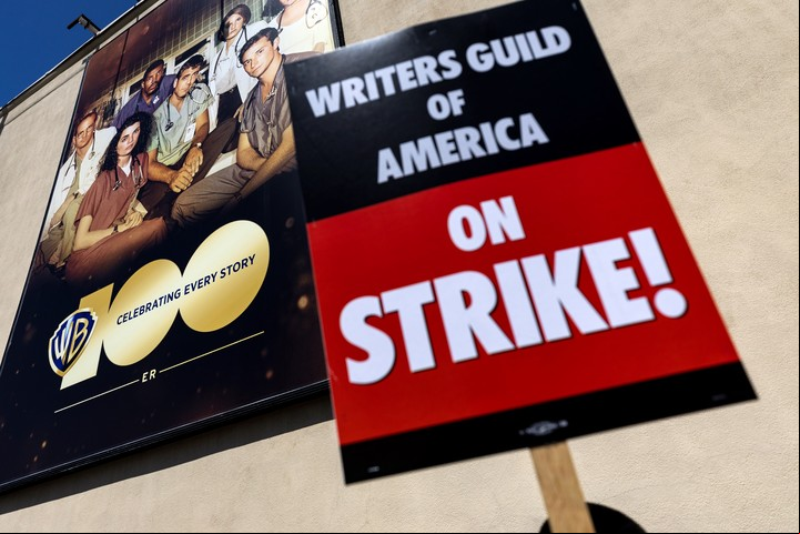 Guionistas en huelga, frente a los estudios de Warner Bros. en Burbank, California. Foto EFE