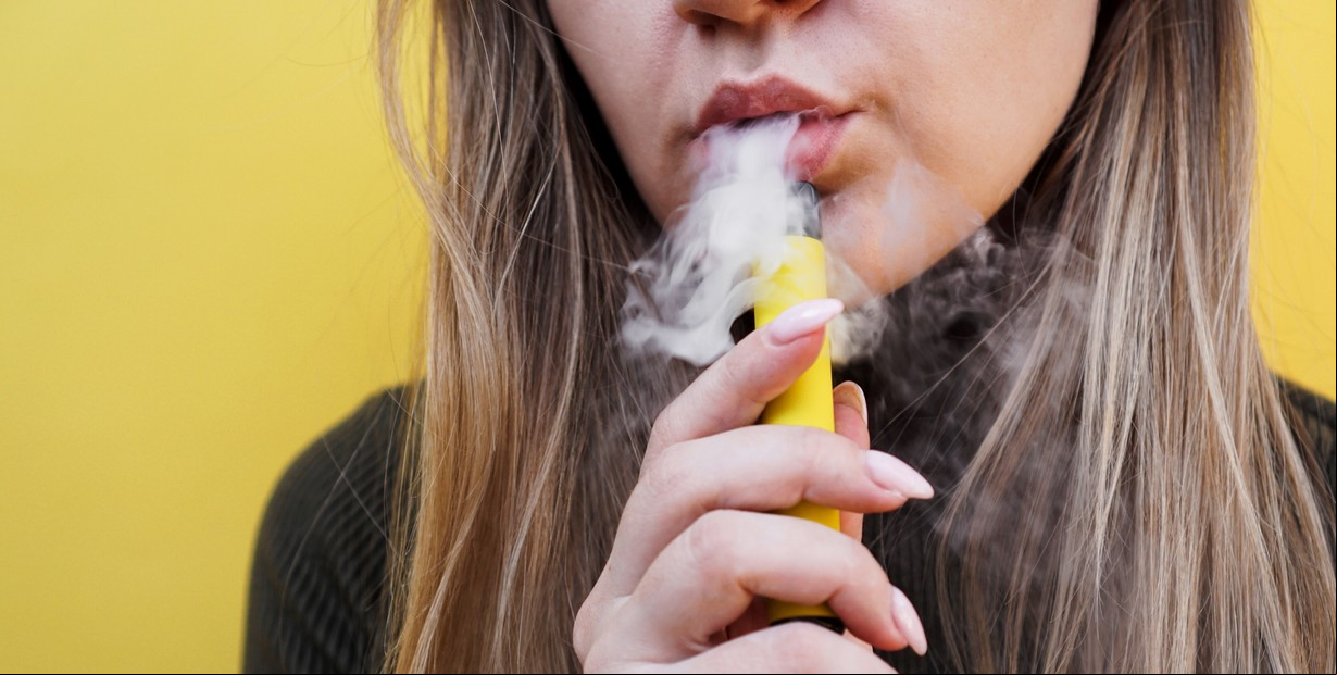 Crece el consumo de cigarrillos electrónicos entre los chicos y alertan sobre una nueva enfermedad