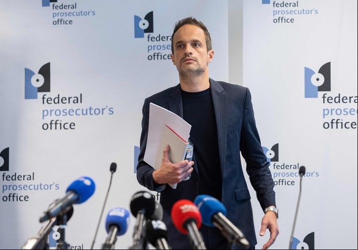 El juez federal belga, Antoon Schotsaert, llega a una rueda de prensa sobre el operativo. Foto: BENOIT DOPPAGNE / AFP