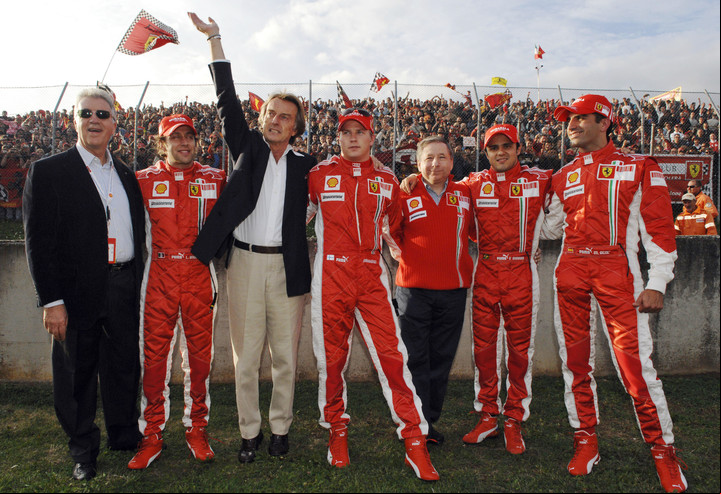 En 2007, Piero Ferrari, el tester Luca Badoer, el presidente de Ferrari Luca Di Montezemolo, Kimi Raikkonen, el CEO de la escudería, Jean Todt, Felipe Massa (piloto), y Marc Gené (tester) en la celebración del título de constructores de F1.