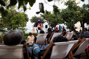 La Bienal cumple una década, el Papa por la restitución y el incidente de la banana...