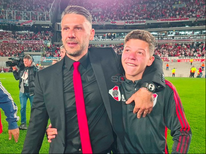 Martín Demichelis y su hijo Bastian, alcanzapelotas en los partidos de River.