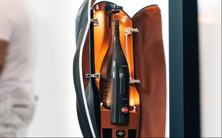 El champán Bugatti de 15 litros que el coleccionista dejó en la sede de la marca sa.