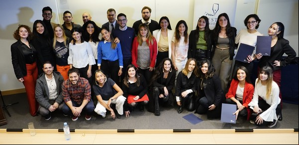 La alegría de ser periodista, el mensaje del escritor Juan Cruz a los graduados de la Maestría de Clarín-San Andrés