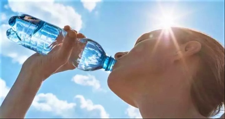 La hidratación es fundamental para reducir el abdomen.