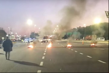 Insólito corte en la Autopista Ricchieri: un grupo de personas hizo un piquete de dos horas para que liberen a tres acusados por robo