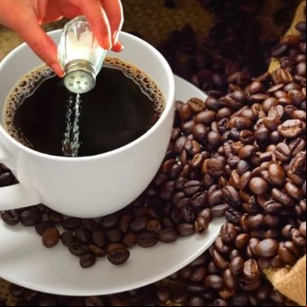 Café con sal: por qué cada vez más personas lo consumen así
