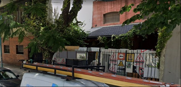 Una mujer sale a tocar timbre de noche en Coghlan e intercambia amenazas y agresiones con vecinos: "Por cada vez, te mato un perro"