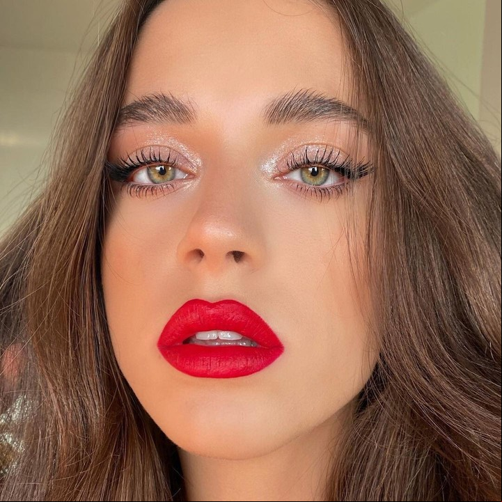 Un rojo perfecto realza la silueta de los labios.