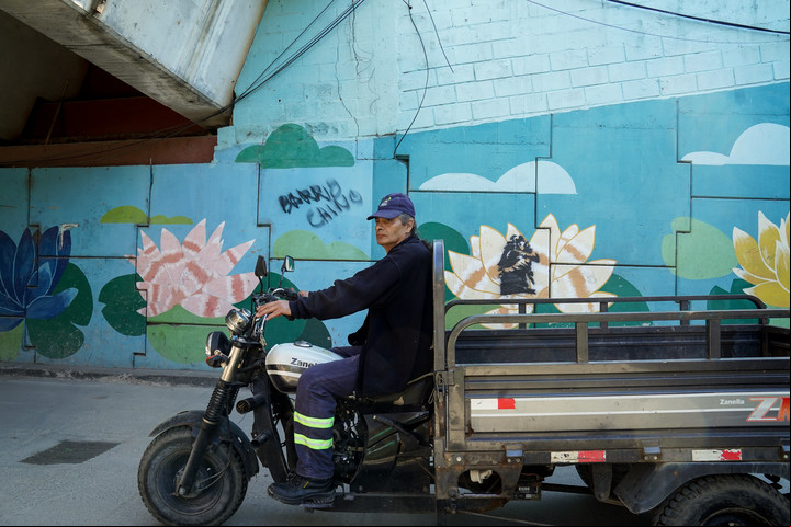 El motocarro, el vehículo que más se usa en el Barrio Mugica. Foto Maxi Failla