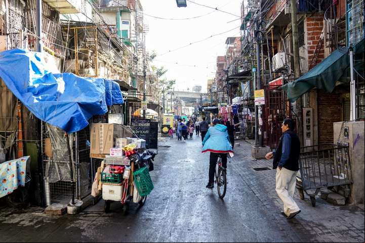 La principal calle comercial del Barrio Mugica, un lunes a la tarde. Foto Maxi Failla