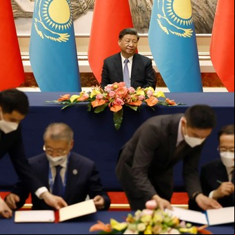 Mientras EE.UU. asiste al G-7, China organiza su propia cumbre