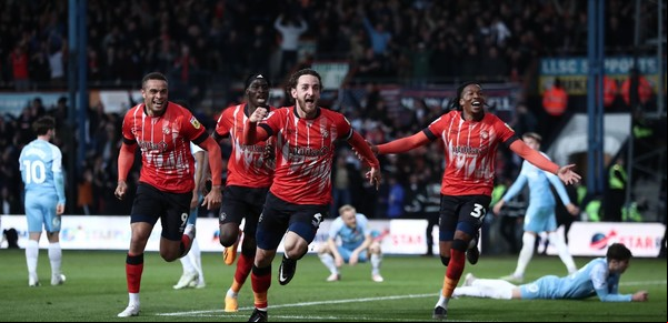 El asombroso Luton Town, a 90 minutos de llegar a la Premier League con el estadio más increíble de Inglaterra