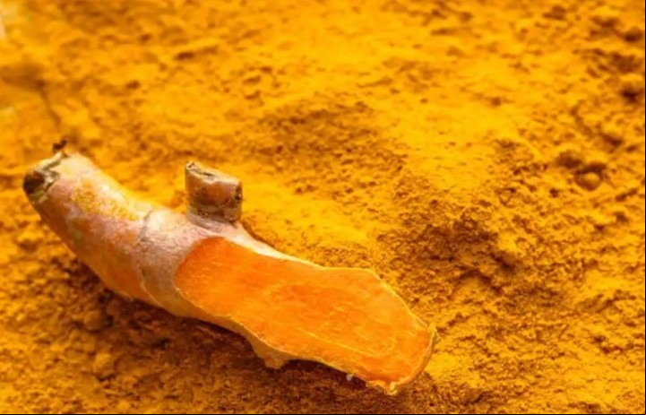La cúrcuma es una especia aromática que se extrae de las raíces molidas de esta planta.