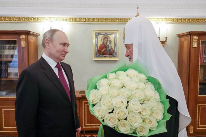 Vladimir Putin con el patriarca Kirill, en Moscú. Foto Reuters