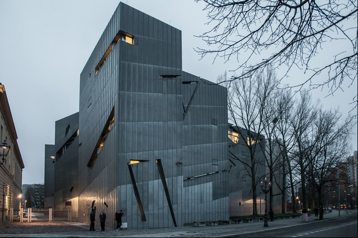 Museo Judío de Berlín, del arquitecto Liebeskind. Las diagonales deciden la entrada de luz y articulan todo el edificio.