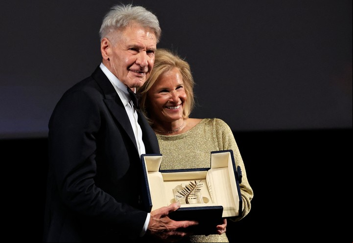 Harrison Ford, con la nueva Directora del Festival de Cannes, y su Palma de Oro de Honor. Foto AFP