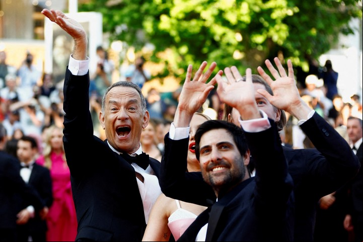 Llegamos. Tom Hanks, Scarlett Johansson, Jason Schwartzman y el directcor Wes Anderson fueron en autobús a la alfombra roja. Foto Reuters