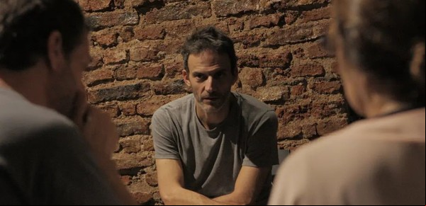 El actor de "El Marginal" lleva su pasión por el teatro a un taller para personas con discapacidad