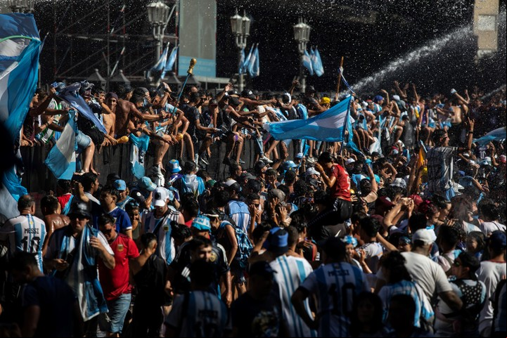 Un azul y un celeste inolvidable. El del cielo, En los millones de camisetas que salieron el 20 de diciembre al Obelisco de Buenos Aires a esperar a Messi y a la selección campeona mundial en Qatar./ (Xinhua/Martín Zabala).