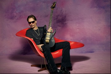 El virtuoso músico Steve Vai trae al Luna Park la guitarra más rara del mundo
