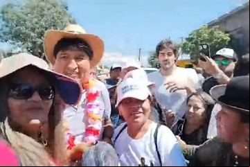 Un abogado K, cercano a los servicios de inteligencia, hizo de guía y custodio de Evo Morales