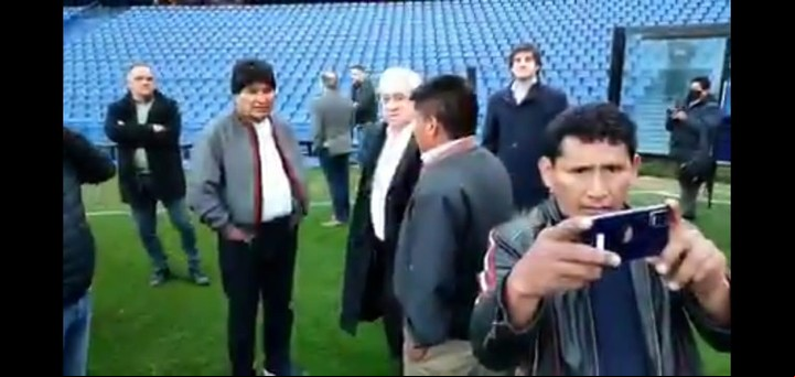 Franco Bindi (con sobretodo azul) detrás de Evo Morales y el presidente de Boca Jorge Ameal en la Bombonera, en marzo de 2023.
