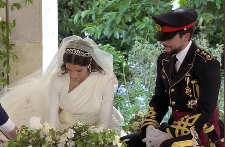 La pareja se casó en una ceremonia islámica, conocida como Katb Ktab, en el palacio real de Zahran, donde firmaron el contrato matrimonial. Foto: EFE
