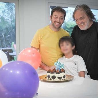 Cumple 8 años y sigue esperando que la Corte Suprema le reconozca a sus dos papás