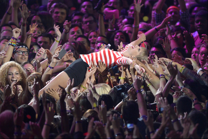 Taylor Swift llevada en andas por su público. De chica la apartaban de las fiestas y ella elegía irse con su guitarra. Foto AP/Mark J. Terrill