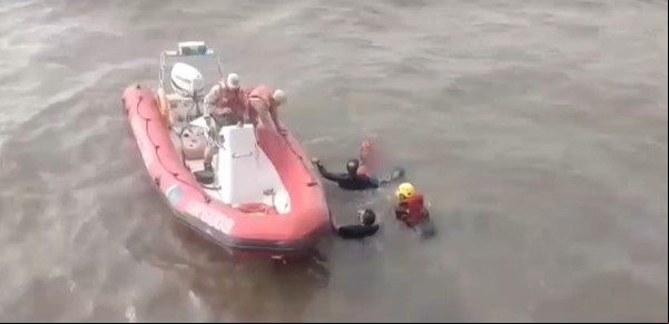 Video: un policía y un obrero se lanzaron al Río de la Plata para rescatar a una mujer que se había caído