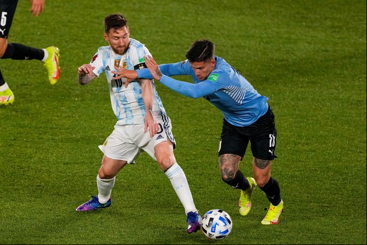Brian Rodríguez marcando a Messi en un partido entre Argentina y Uruguay en 2021 (AP).