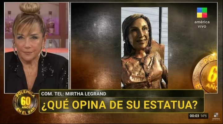 La conductora se sorprendió al ver la estatua que hicieron de su madre. Captura TV