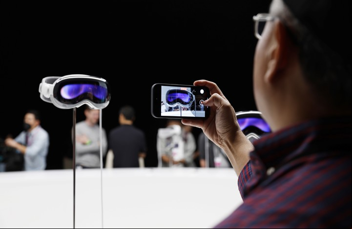 Un hombre toma fotografías de las gafas Apple Vision Pro durante la Conferencia de Desarrolladores de Apple, el lunes 5 de junio. (Foto: EFE)