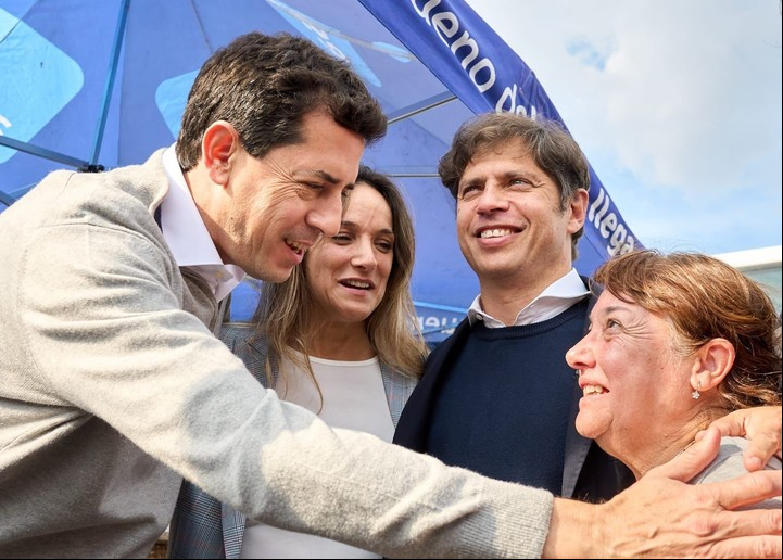 Wado de Pedro, Malena Galmarini y Axel Kicillof, en la inauguración de un tramo de cloacas que Diego Valenzuela tildó de acto militante.