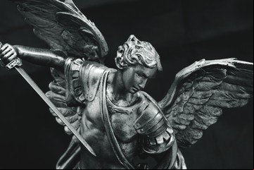 El mágico y energético significado de la medalla de San Miguel Arcángel