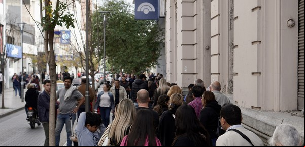 Antes de las elecciones en Tucumán, el oficialismo y la oposición desplegaron fondos, bonos y subsidios para garantizar apoyos