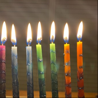 ¿Qué color de vela prender para dar gracias a Dios?