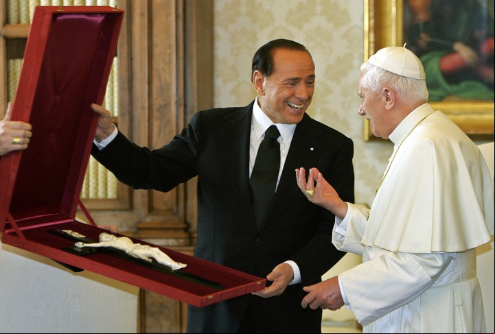 Berlusconi junto con el entonces papa Benedicto XVI en una imagen de 2005. (AFP)