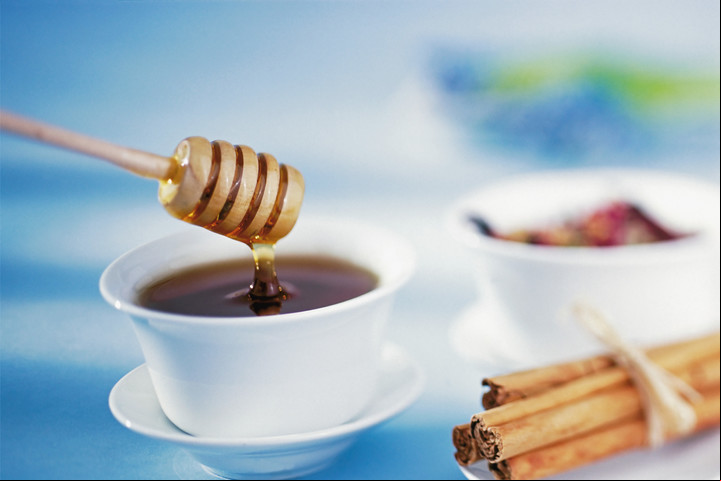 Té de orégano y canela. Con miel se suman propiedades antimicrobianas. Foto: Clarín.