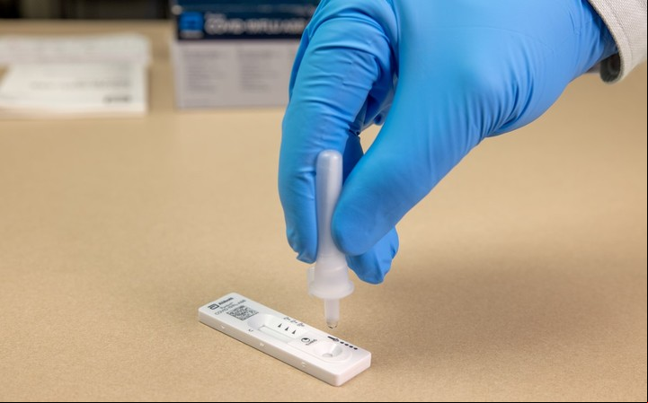 El nuevo test aprobado en el país que discrimina si hay una infección de gripe A, B o de Covid.