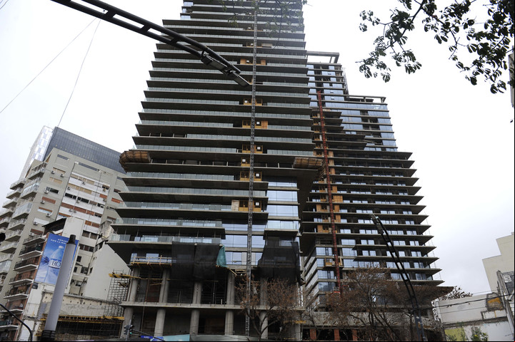 Una de las torres de Núñez que los vecinos cuestionan por las grietas y rajaduras de sus casas. Foto: Guillermo Rodríguez Adami