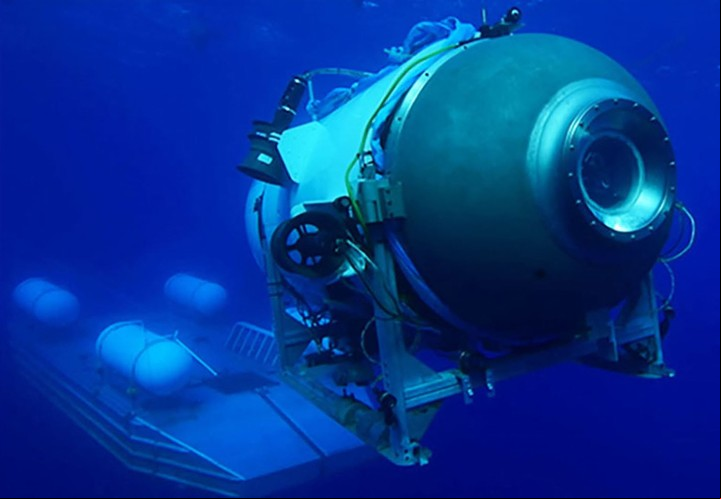 Lanzamiento del sumergible Titán desde una plataforma, cortesía de OceanGate Expeditions, Foto: AFP