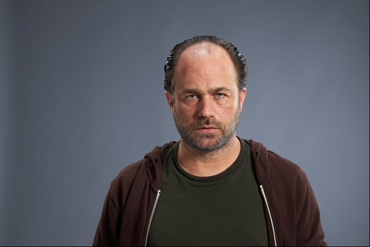 Gastón Pauls, en su rol de César Urrutía, en "Barrabrava". Foto: Amazon Prime
